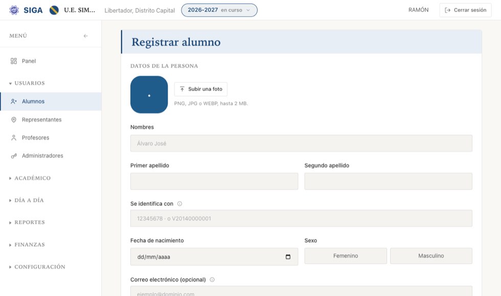 El alta de un alumno: cinco campos visibles, y lo opcional plegado.